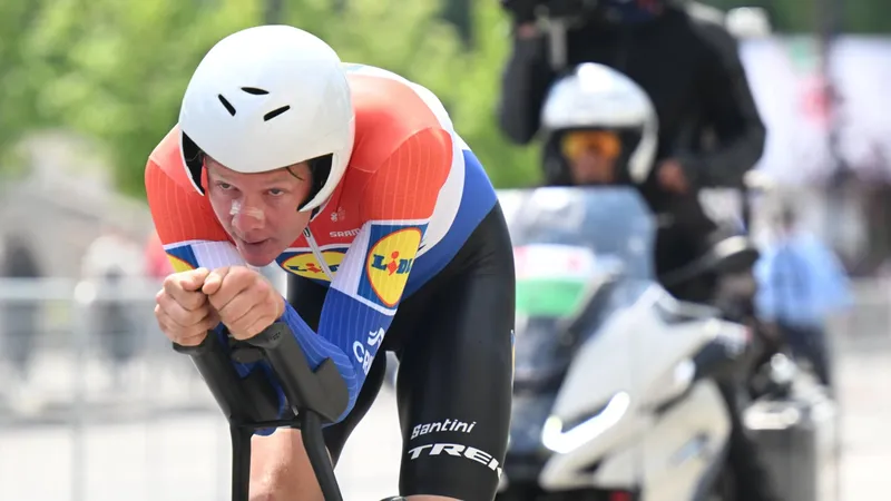 Daan Hoole bất ngờ thắng chặng cá nhân tính giờ Giro d’Italia 2025
