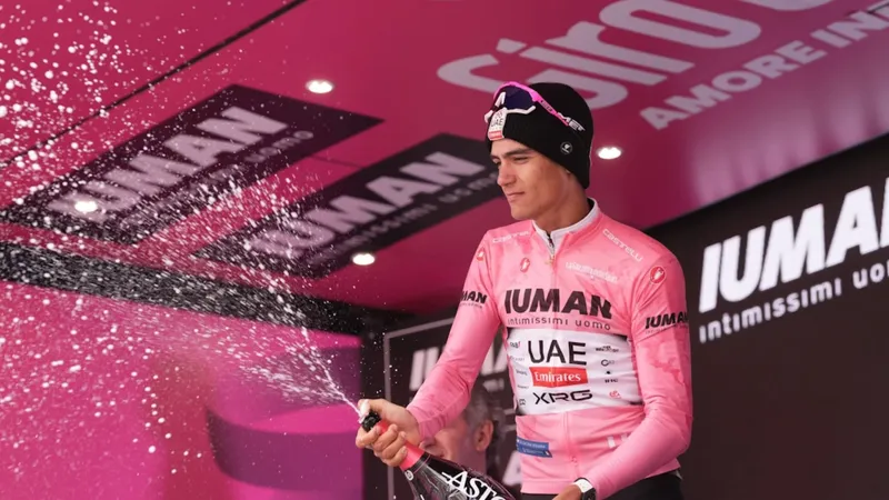 Isaac del Toro đang giữ áo hồng tổng sắp Giro d’Italia 2025