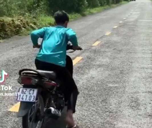 Thiếu niên “bốc đầu” xe bị phạt, tịch thu phương tiện