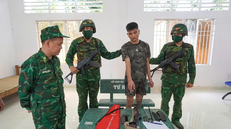 Đối tượng Nguyễn Hoàng Hưng và tang vật là súng, đạn bị cơ quan chức năng thu giữ