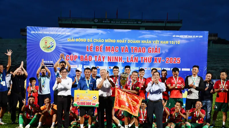 Ban tổ chức trao chức vô địch cho Dũng Phong FC
