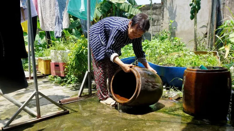 Người dân trên địa bàn tỉnh Tây Ninh vệ sinh lu chứa nước, loại bỏ nơi sinh sản của muỗi, diệt lăng quăng