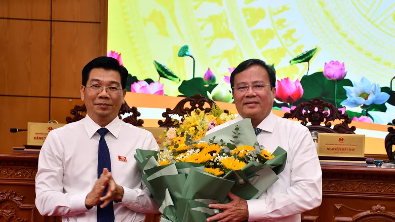 Đồng chí Nguyễn Mạnh Hùng, Phó Bí thư Thường trực Tỉnh ủy, Chủ tịch HĐND tỉnh Tây Ninh, tặng hoa chúc mừng đồng chí Lê Văn Hẳn