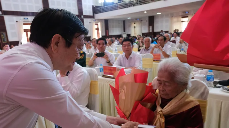 Nguyên Chủ tịch nước Trương Tấn Sang tặng quà tri ân đến Mẹ Việt Nam anh hùng Nguyễn Thị Phước