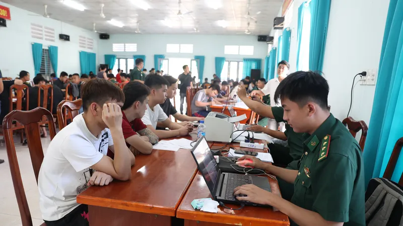 Lực lượng chức năng tiến hành lấy lời khai những công dân Việt Nam do phía Campuchia trao trả