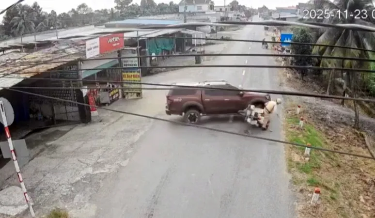 Hình ảnh ô tô 7 chỗ tông vào xe CSGT đang làm nhiệm vụ