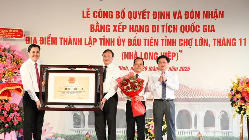 Lãnh đạo tỉnh Tây Ninh trao Quyết định của Bộ Văn hóa - Thể Thao - Du lịch công nhận Nhà Long Hiệp là Di tích cấp quốc gia