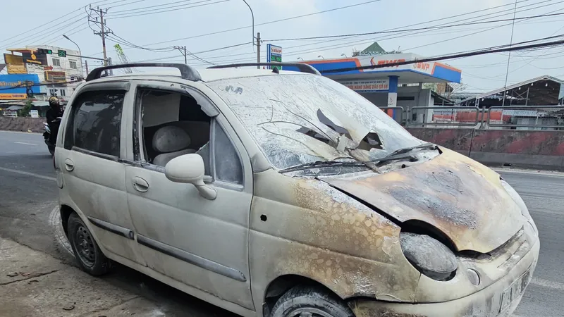 Xe ô tô bốc cháy hư hỏng hoàn toàn