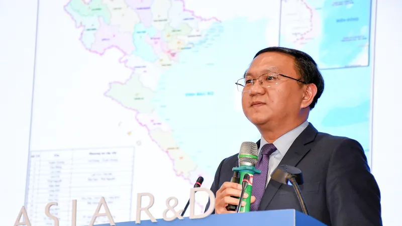 Giám đốc Sở Khoa học - Công nghệ TPHCM Lâm Đình Thắng phát biểu về mô hình SIHUB tại diễn đàn