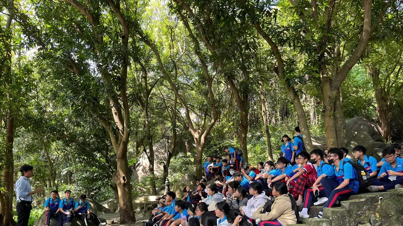 Hiện nay, du khách chỉ có thể lên núi Bà Đen bằng tuyến Cột Điện hoặc đi bộ từ chân núi lên chùa Bà