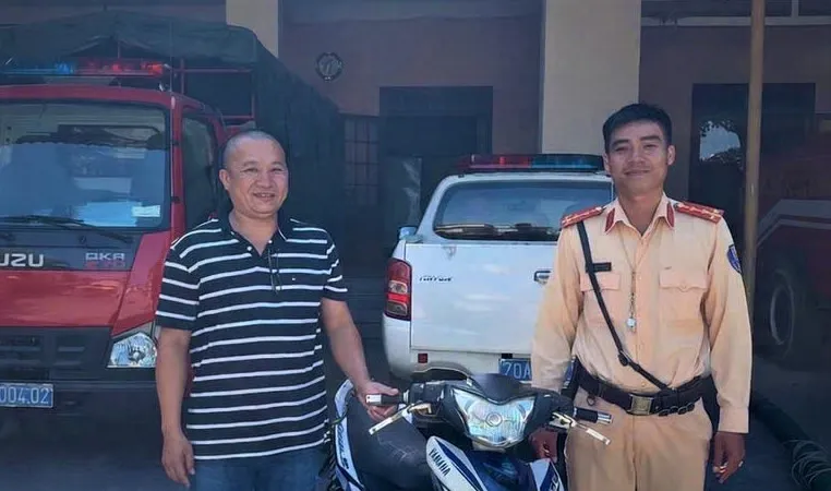 Lực lượng chức năng trao trả xe máy cho ông Bùi Sĩ Phú