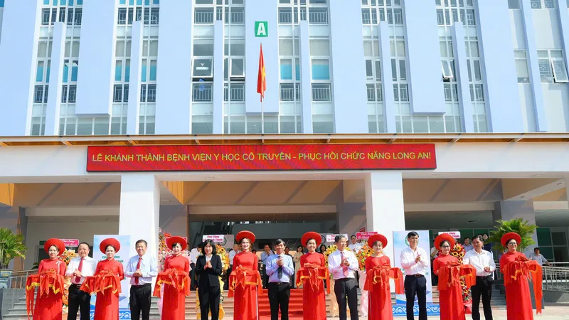 Các đại biểu thực hiện nghi thức cắt băng khánh thành Bệnh viện Y học cổ truyền và Phục hồi chức năng Long An