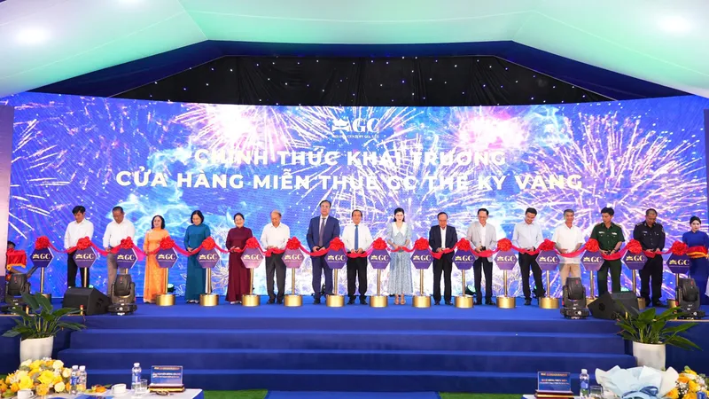 Các đại biểu thực hiện nghi thức khai trương cửa hàng