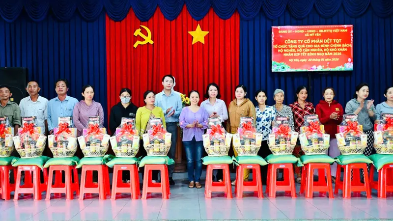 Trao tặng quà tết cho gia đình chính sách, người có công và gia đình có hoàn cảnh khó khăn trên địa bàn xã Mỹ Yên, tỉnh Tây Ninh