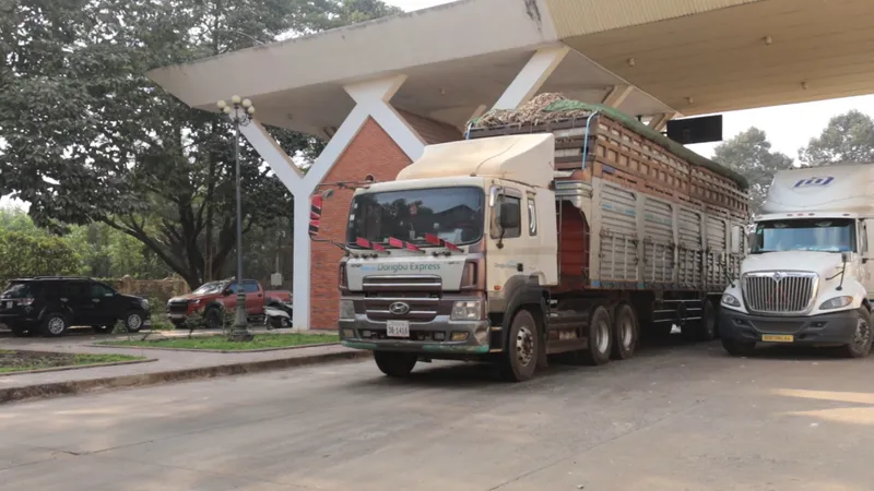Xe chở khoai mì thông quan tại Cửa khẩu quốc tế Xa Mát, chiều 31-1. Ảnh: MINH DƯƠNG