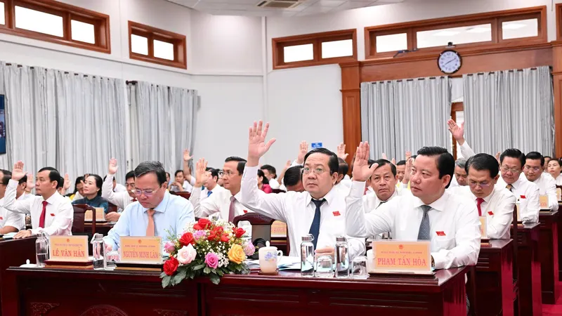 Đại biểu HĐND tỉnh Tây Ninh biểu quyết thông qua nghị quyết điều chỉnh quy hoạch tỉnh