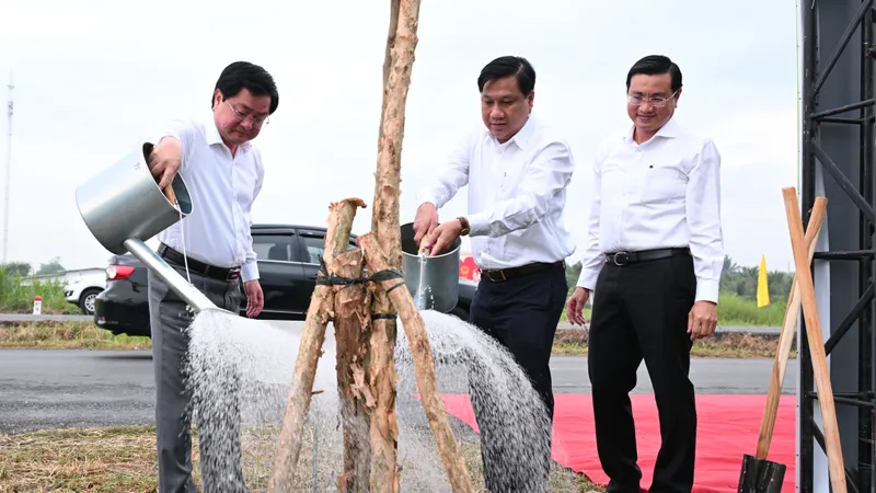 Lãnh đạo tỉnh Tây Ninh trồng cây tại lễ phát động