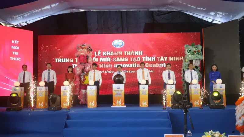Các đại biểu thực hiện nghi thức khánh thành Trung tâm Đổi mới sáng tạo tỉnh Tây Ninh