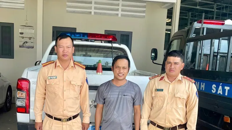Anh N.T.C đến Trạm CSGT Trảng Bàng gửi lời cảm ơn các cán bộ, chiến sĩ đã góp phần cứu mẹ anh qua cơn nguy kịch
