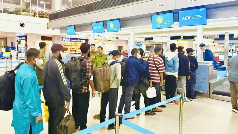 Công an Tây Ninh hỗ trợ gia hạn thị thực cho người nước ngoài bị ảnh hưởng bởi chiến sự, đồng thời quản lý chặt tình hình cư trú người nước ngoài trên địa bàn