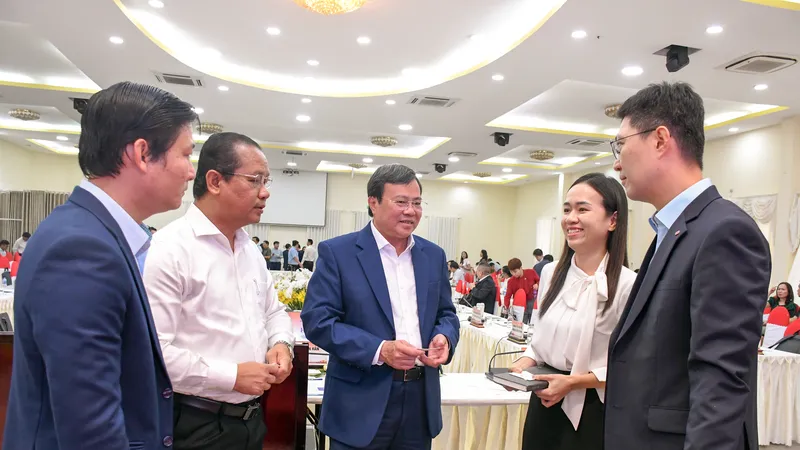 Lãnh đạo tỉnh Tây Ninh trao đổi với các doanh nghiệp FDI tại hội nghị
