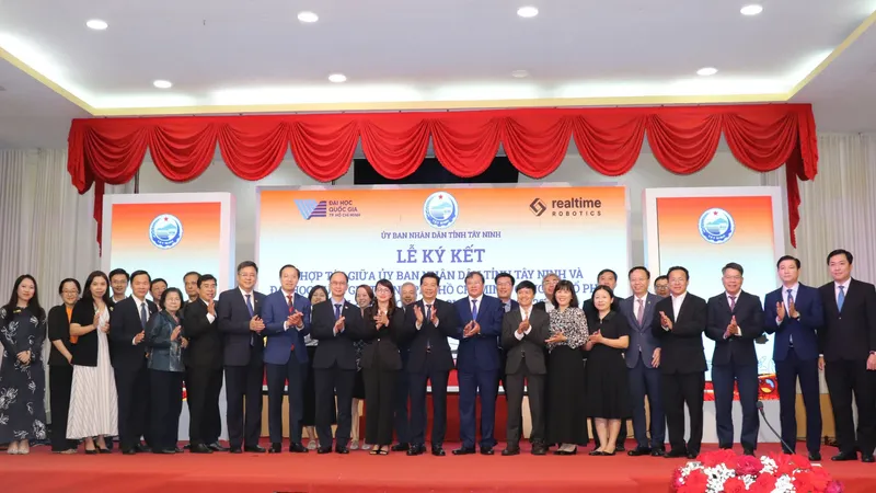 Lãnh đạo Đại học Quốc gia TPHCM, tỉnh Tây Ninh và Công ty CP Real-Time Robotics tại lễ ký kết hợp tác xây dựng hệ sinh thái UAV