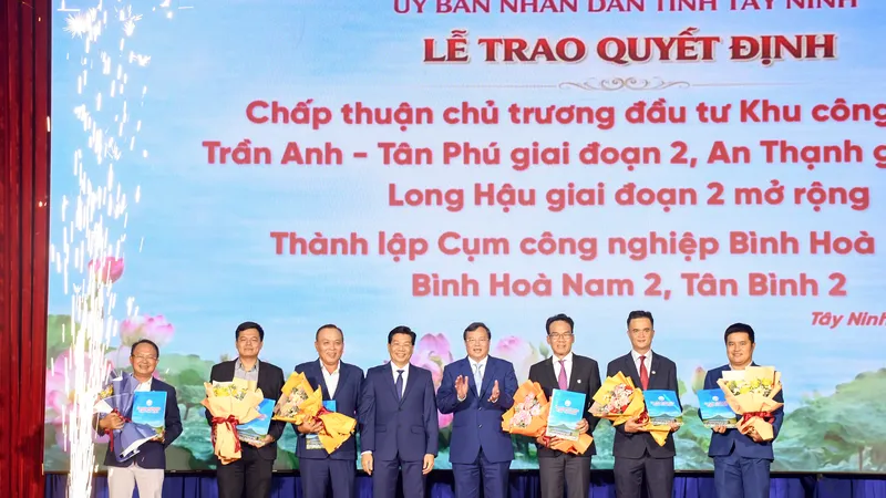 Lãnh đạo tỉnh Tây Ninh trao quyết định chấp thuận chủ trương đầu tư và thành lập cho đại diện các KCN, CCN