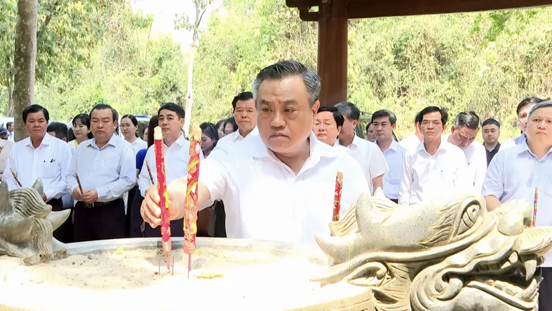 Đồng chí Trần Sỹ Thanh, Chủ nhiệm Ủy ban Kiểm tra Trung ương dâng hương tại di tích