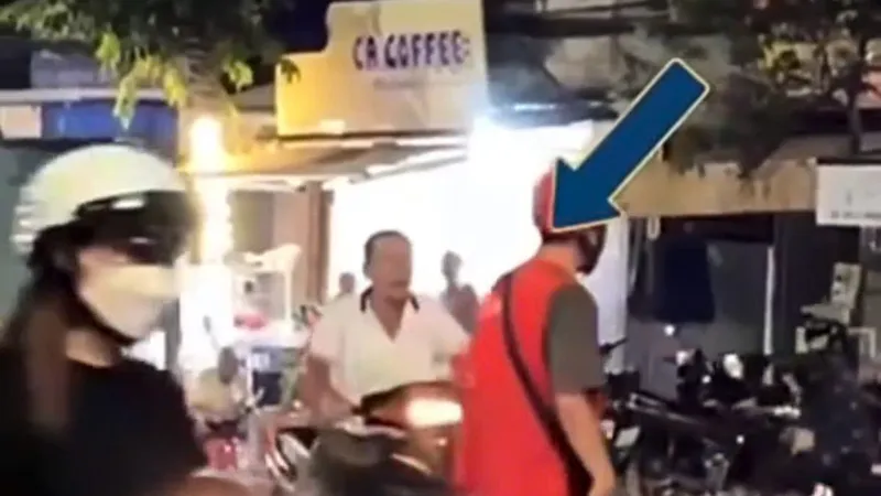 Ông H.V.L gây hấn với shipper sau va chạm giao thông. Ảnh cắt từ clip