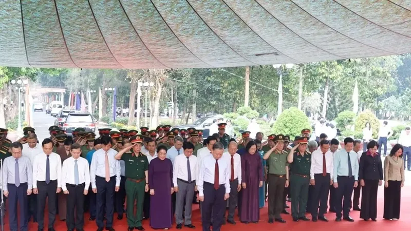 Tổng Bí thư, Chủ tịch nước Tô Lâm dâng hương tưởng niệm các Anh hùng liệt sĩ tại Tây Ninh