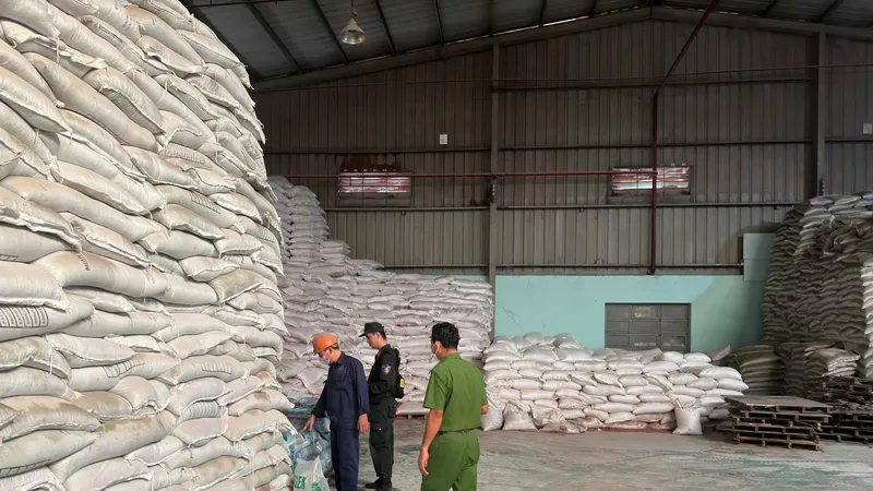 Lực lượng chức năng phát hiện lượng lớn phân bón làm giả nhãn hiệu. Ảnh: CATN