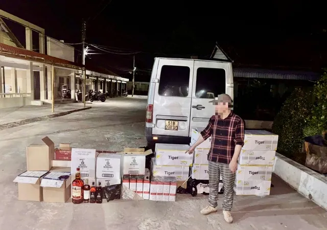 Tài xế và lượng hàng lậu tại cơ quan công an