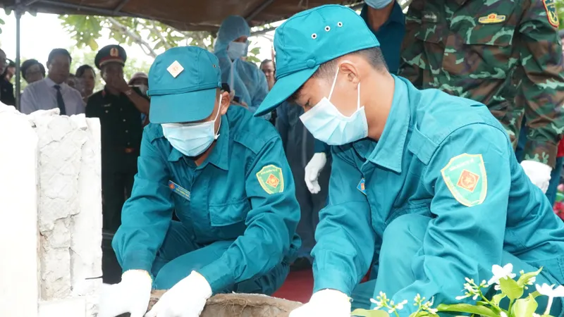 Các đội lấy mẫu tiến hành lấy mẫu tại các mộ chưa xác định danh tính