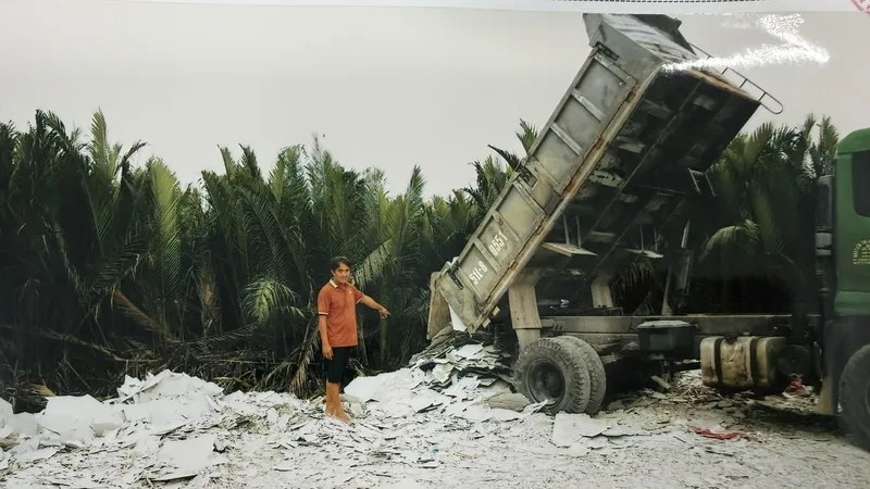 Đối tượng Lê Văn Cường bị phát hiện đổ chất thải trái phép. Ảnh: CA