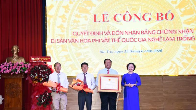Lãnh đạo xã Tân Trụ, tỉnh Tây Ninh đón nhận Bằng chứng nhận Di sản văn hóa phi vật thể quốc gia
