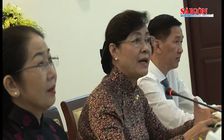 Lãnh đạo thành phố gặp gỡ 130 phụ nữ tiêu biểu