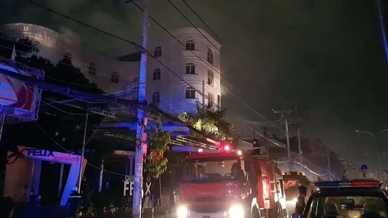 Giải cứu 8 người mắc kẹt trong toà nhà bốc cháy ở Quận 8