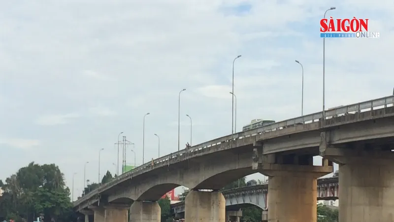 Cô gái trẻ gieo mình xuống sông Sài Gòn, mất tích