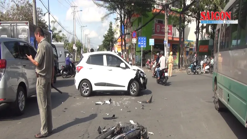 Vượt đèn đỏ, va vào ô tô, nam thanh niên tử vong