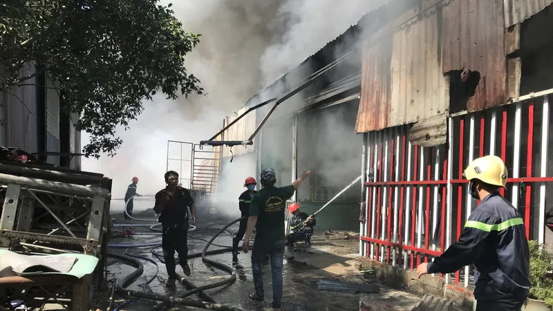 Cháy xưởng phế liệu lan sang trường học, giáo viên ôm trẻ thoát ra ngoài