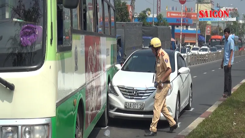 Tránh xe ba bánh, xe tải va chạm với xe buýt và ô tô 4 chỗ 