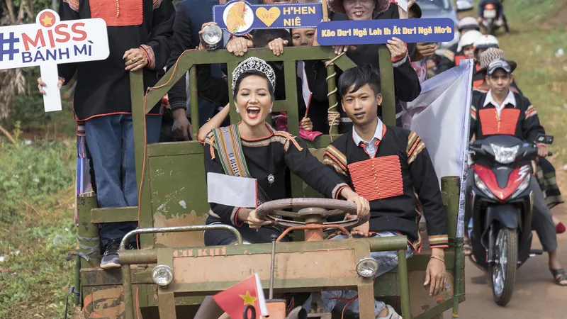 CLIP: “Miss bánh mì” H'Hen Niê về quê nhà lái công nông, vui chơi hết mình với bà con