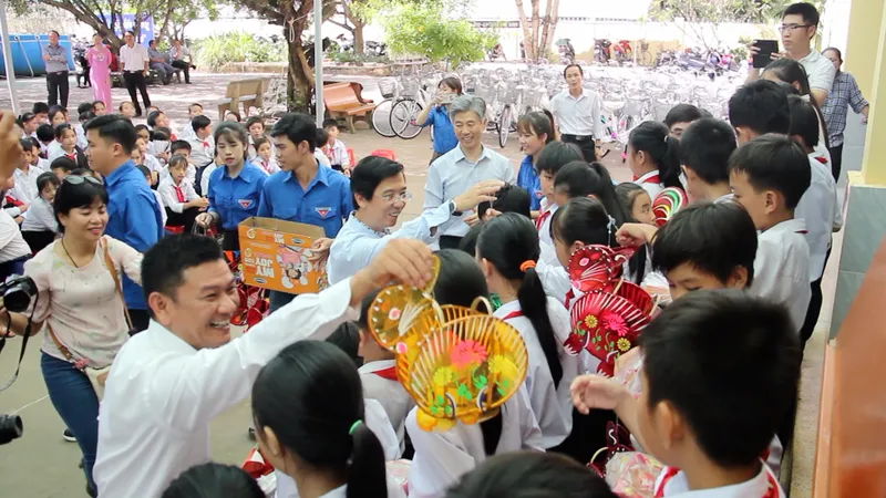 Mang trung thu yêu thương về xứ dừa