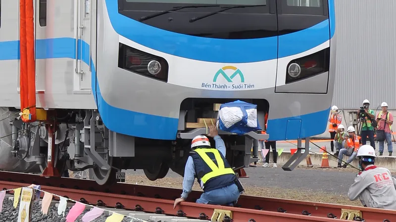 Toa tàu metro số 1 ​đầu tiên đã đặt lên đường ray