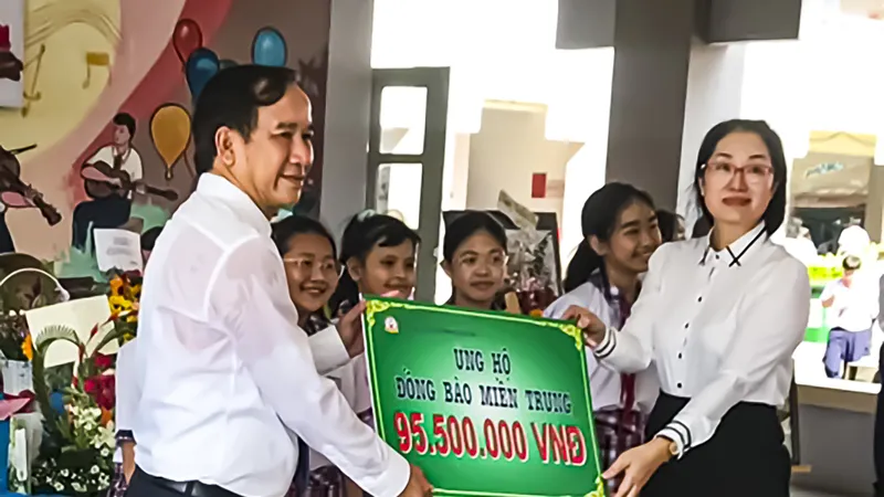 Trường THCS Phan Văn Trị quyên góp 95,5 triệu đồng và 10.000 quyển tập hỗ trợ đồng bào miền Trung