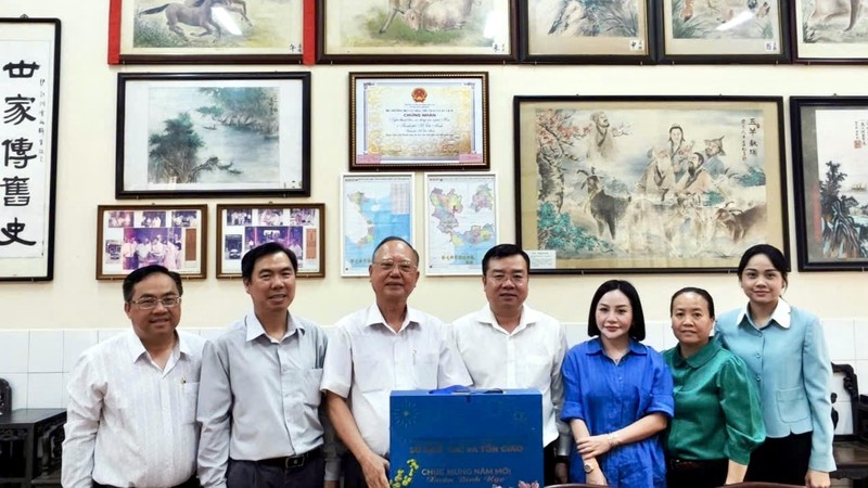 胡志明市民族与宗教厅领导新春向华人会馆拜年