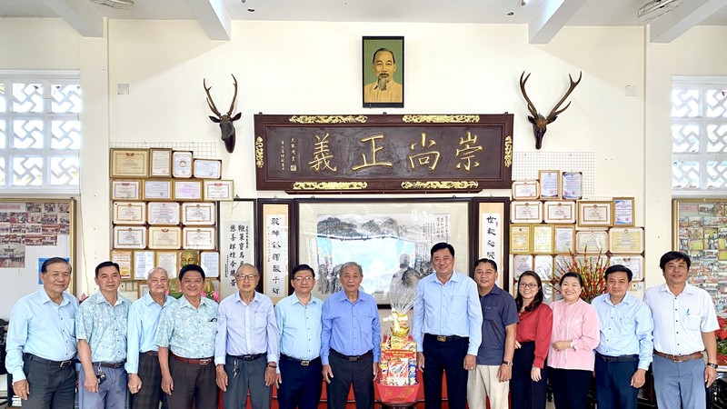 富定坊向崇正慈善会馆赠送礼物贺年。