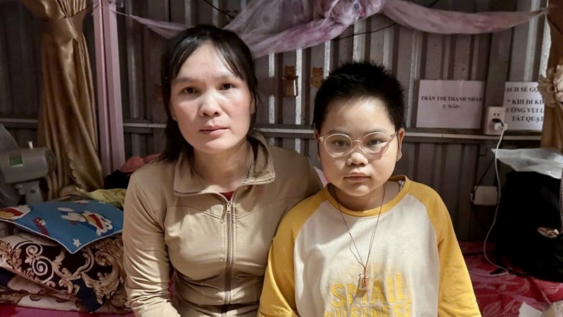 陈氏行和患脑瘤的女儿。