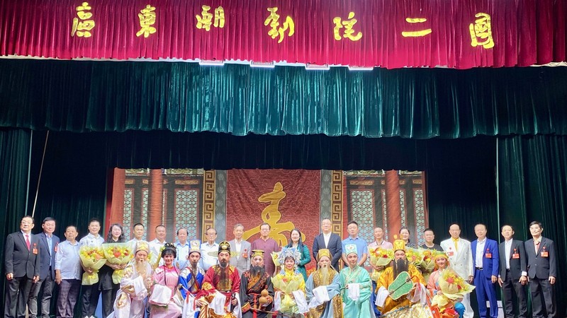 中国总领馆副总领事徐州、义安会馆理事会同仁与团圆合照。