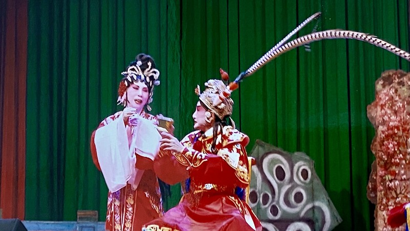 胡志明市统一粤剧团演戏贺佳节